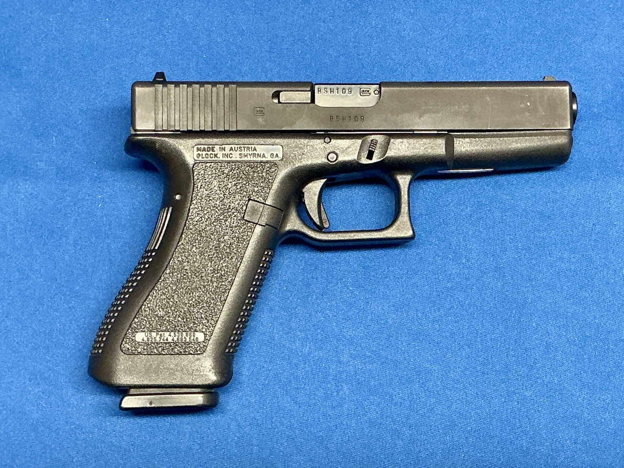 GEN 2 GLOCK 22 .40 S&W WITH THREE 10-ROUND MAGAZINES-img-0