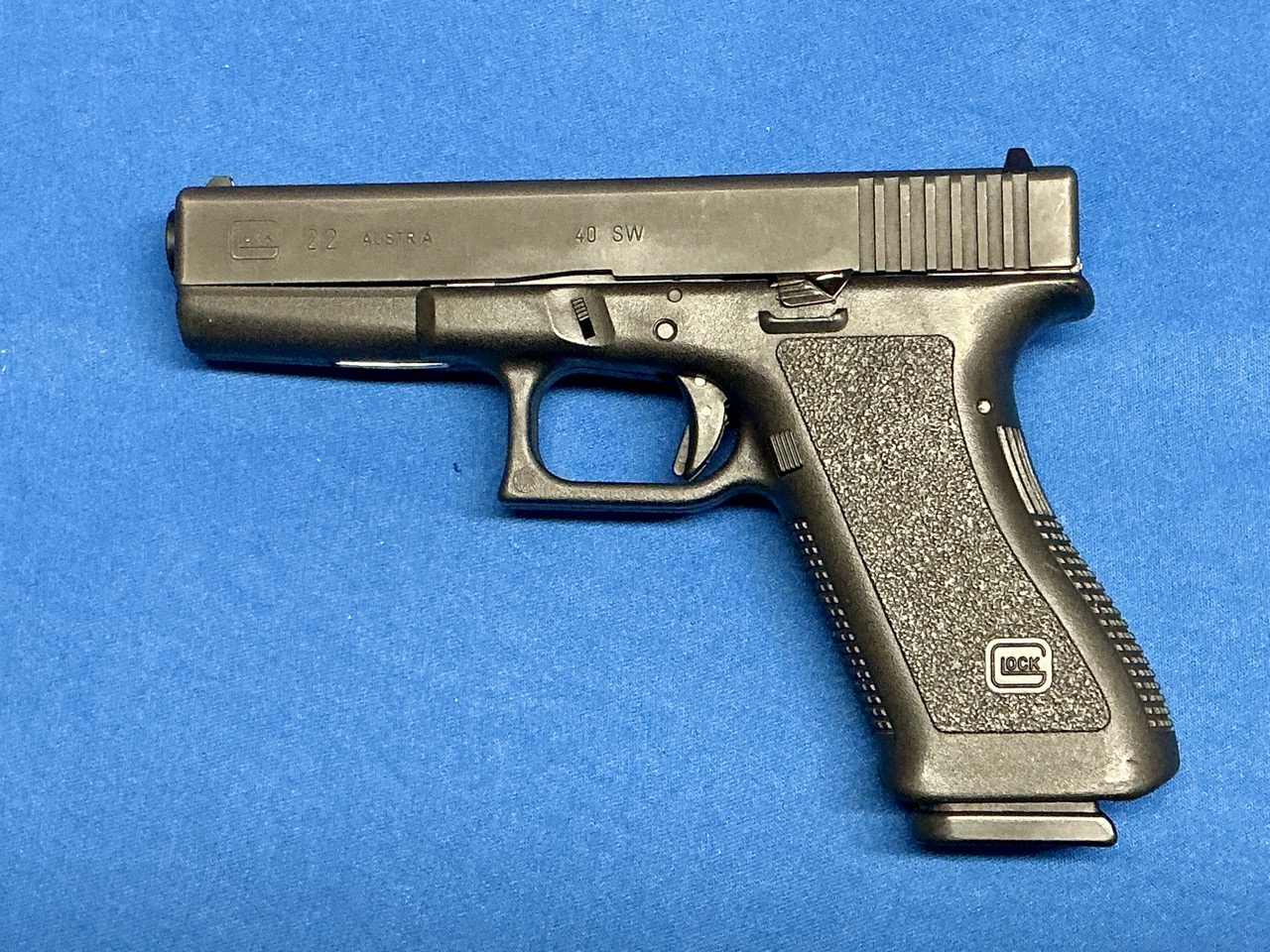 GEN 2 GLOCK 22 .40 S&W WITH THREE 10-ROUND MAGAZINES-img-1
