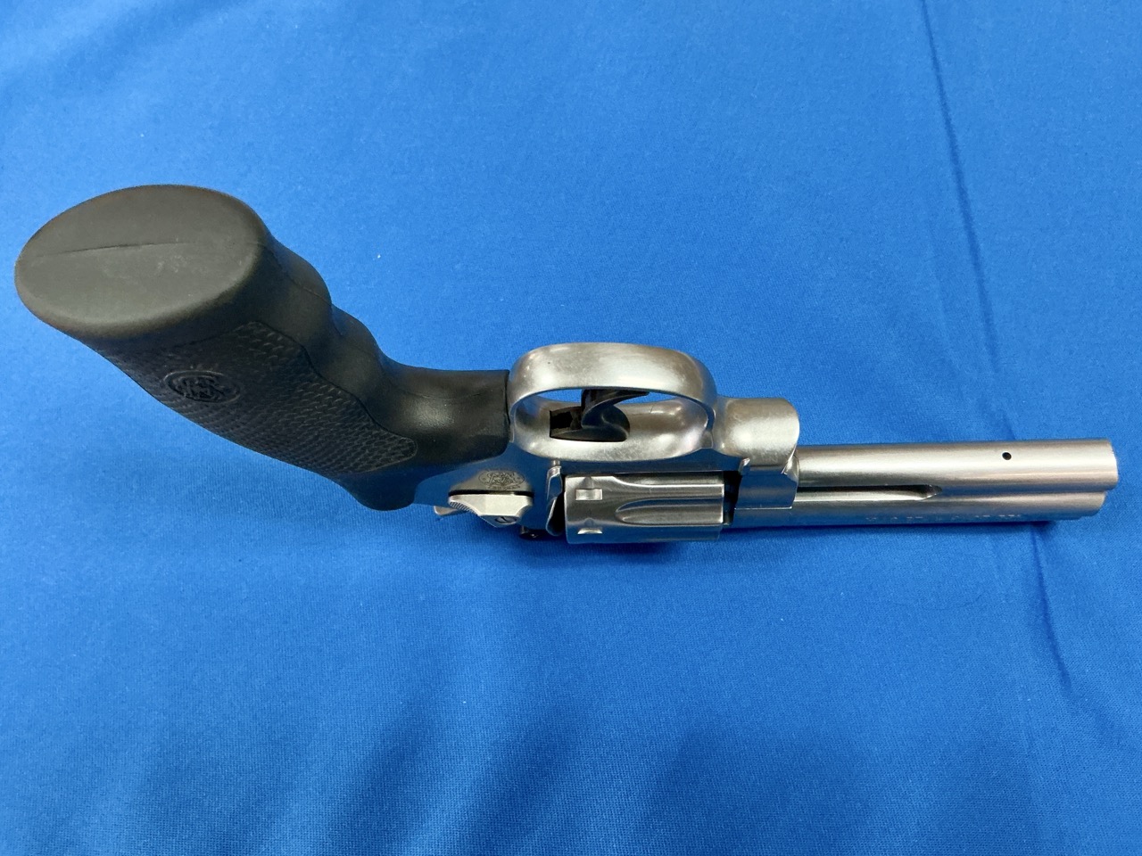 NIB SMITH & WESSON 617-6 .22LR 10-SHOT REVOLVER, NEVER FIRED-img-2