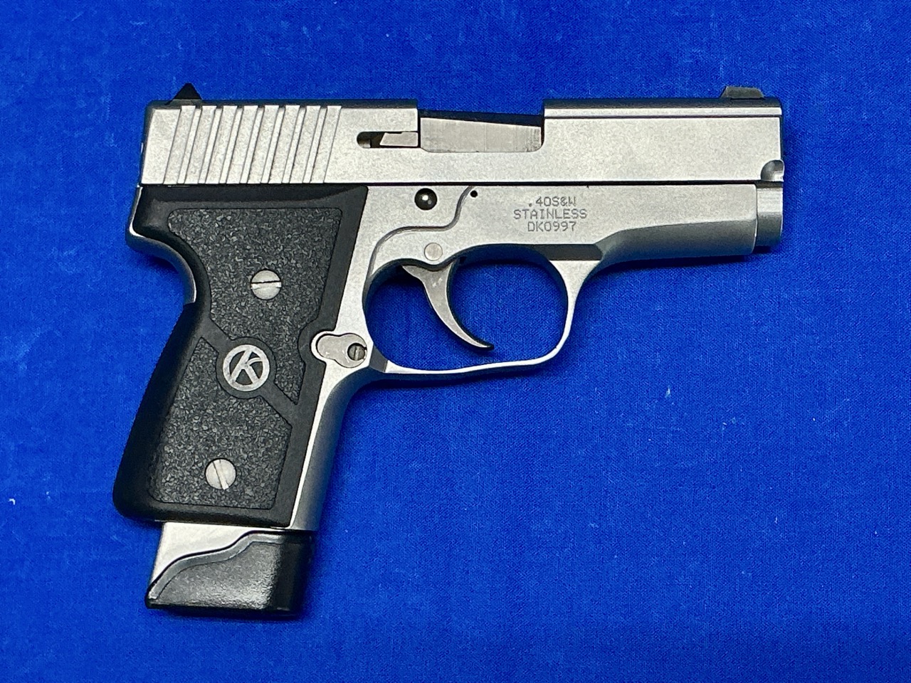 KAHR K40 40 S&W PISTOL WITH 2 MAGS AND PISTOL RUG-img-0