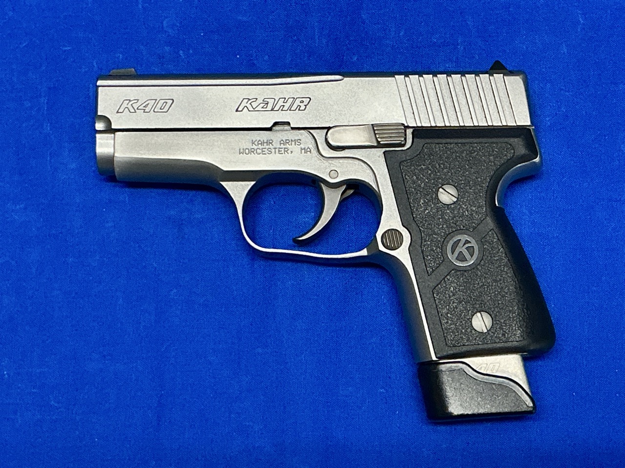 KAHR K40 40 S&W PISTOL WITH 2 MAGS AND PISTOL RUG-img-1
