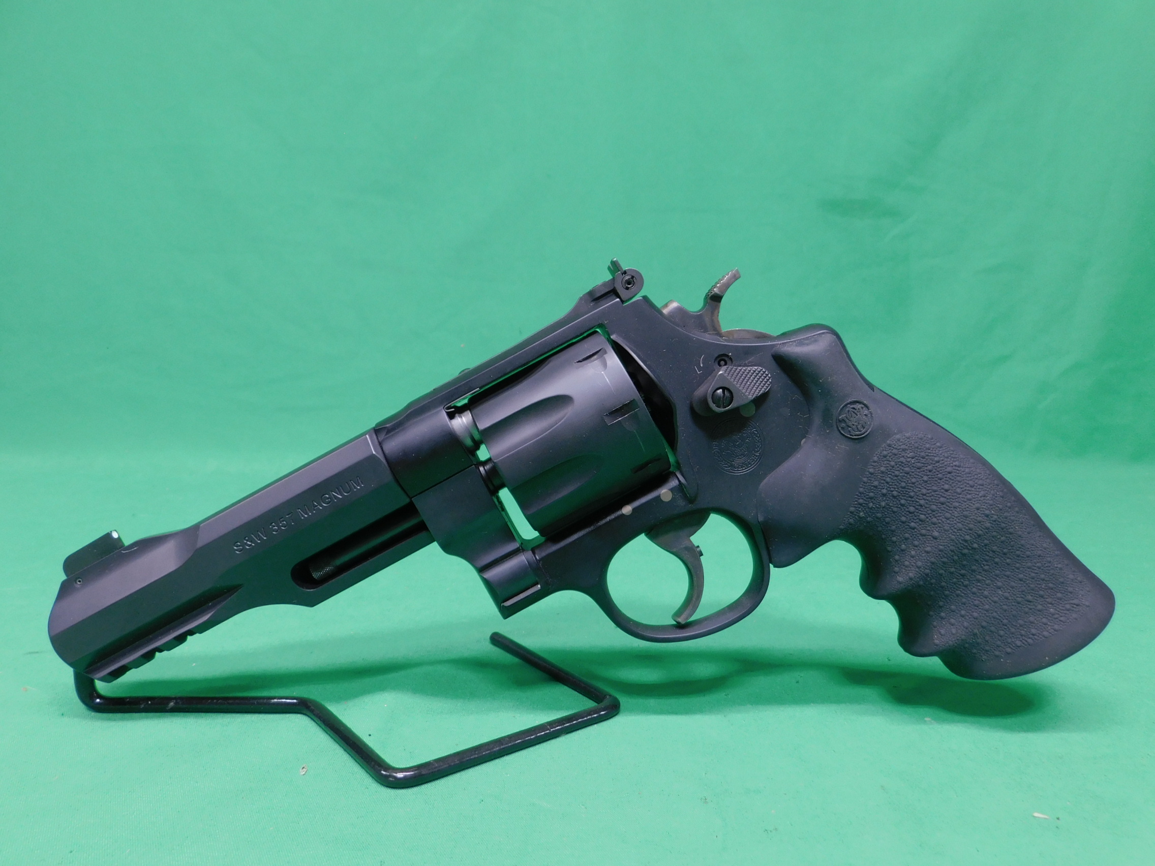 USED SMITH & WESSON 170292 PERFORMANCE CENTER 327 M&P R8 5" .357 MAG 8RD BL-img-2