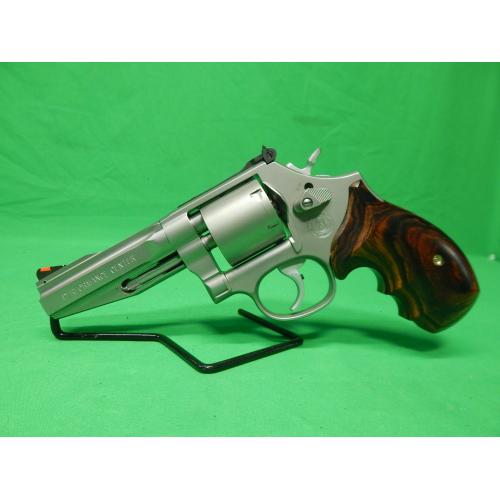 USED RARE 170225 SMITH & WESSON 686-7 38 SUPER 4" 6RD STAINLESS REVOLVER. UNFLUTED PERFORMANCE CENTER IN CASE. AS NEW MINT 1 OF 300 (Consignment)