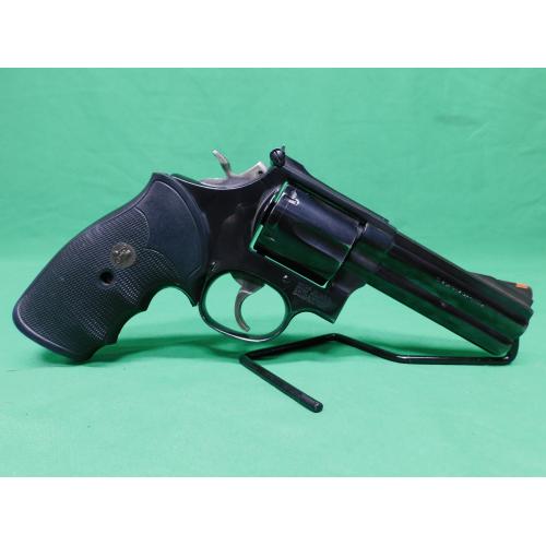 USED SMITH & WESSON 586-2 .357 MAG 4" 6RD BLUED DOUBLE ACTION REVOLVER. W/PACHMAYR GRIPS. LIGHT BLUING LOSS AT END OF BARREL. GOOD USED 95%