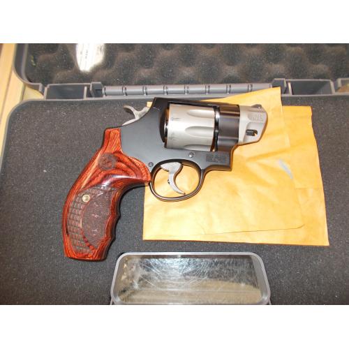 SMITH & WESSON M327 .357 USED W/ BOX