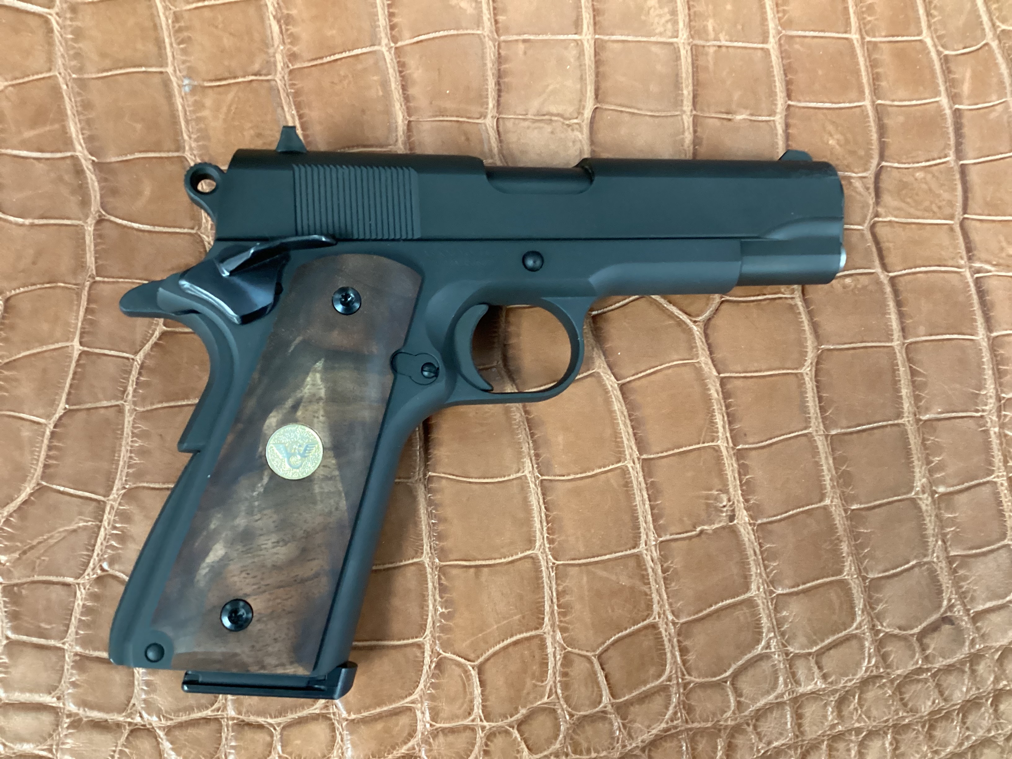 Tisas 1911, 9mm WILSON UPGRADES w/ 4 mags, case -img-3