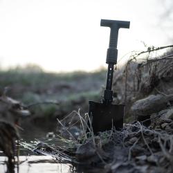 Schrade Delta Class Pay Dirt Shovel 1 lbs with Folding Capabilities, Durable 3Cr Steel, Black Oxide Finish for Outdoor Exploring, Hiking