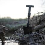 Schrade Delta Class Pay Dirt Shovel 1 lbs with Folding Capabilities, Durable 3Cr Steel, Black Oxide Finish for Outdoor Exploring, Hiking