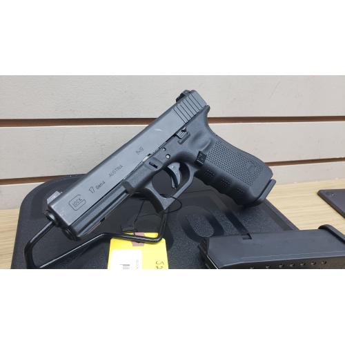 GLOCK 17 GEN 4 WITH CASE