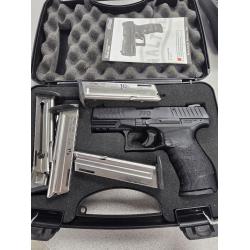 WALTHER PPQ 22LR WITH 6 MAGS.  (4) 12 RD AND (2) 10 RD