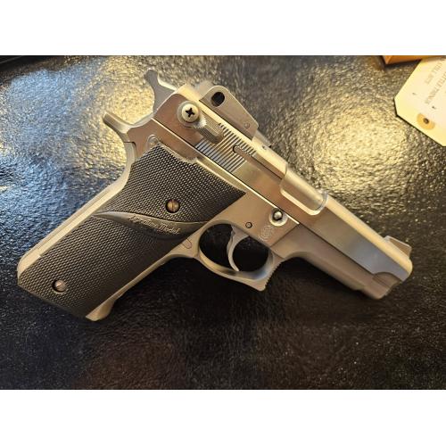 SMITH-WESSON 659 9 MM Pistol